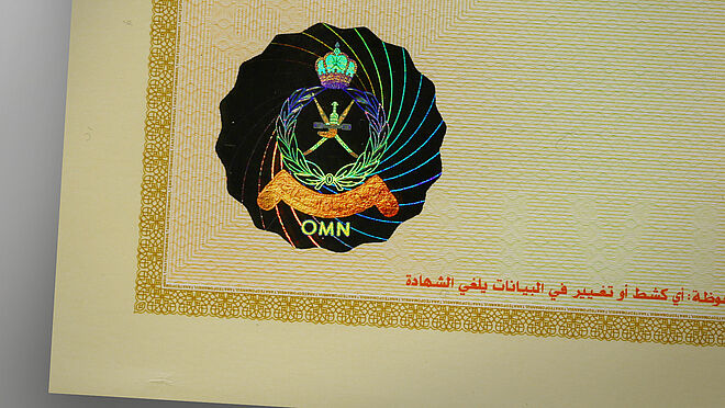 Primer plano de una función de seguridad de KINEGRAM totalmente metalizada en el certificado de nacimiento de Omán