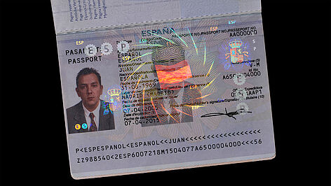 Imagen del pasaporte español con página de datos en papel y KINEGRAM