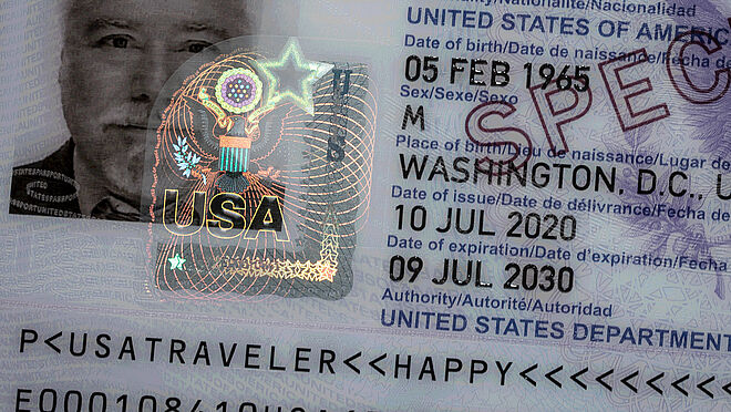Primer plano de la función de seguridad KINEGRAM Combi en el pasaporte de Estados Unidos, con un diseño que incluye el escudo de armas de los Estados Unidos