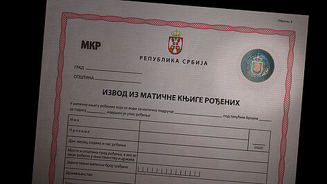 Imagen de un certificado de nacimiento serbio con KINEGRAM
