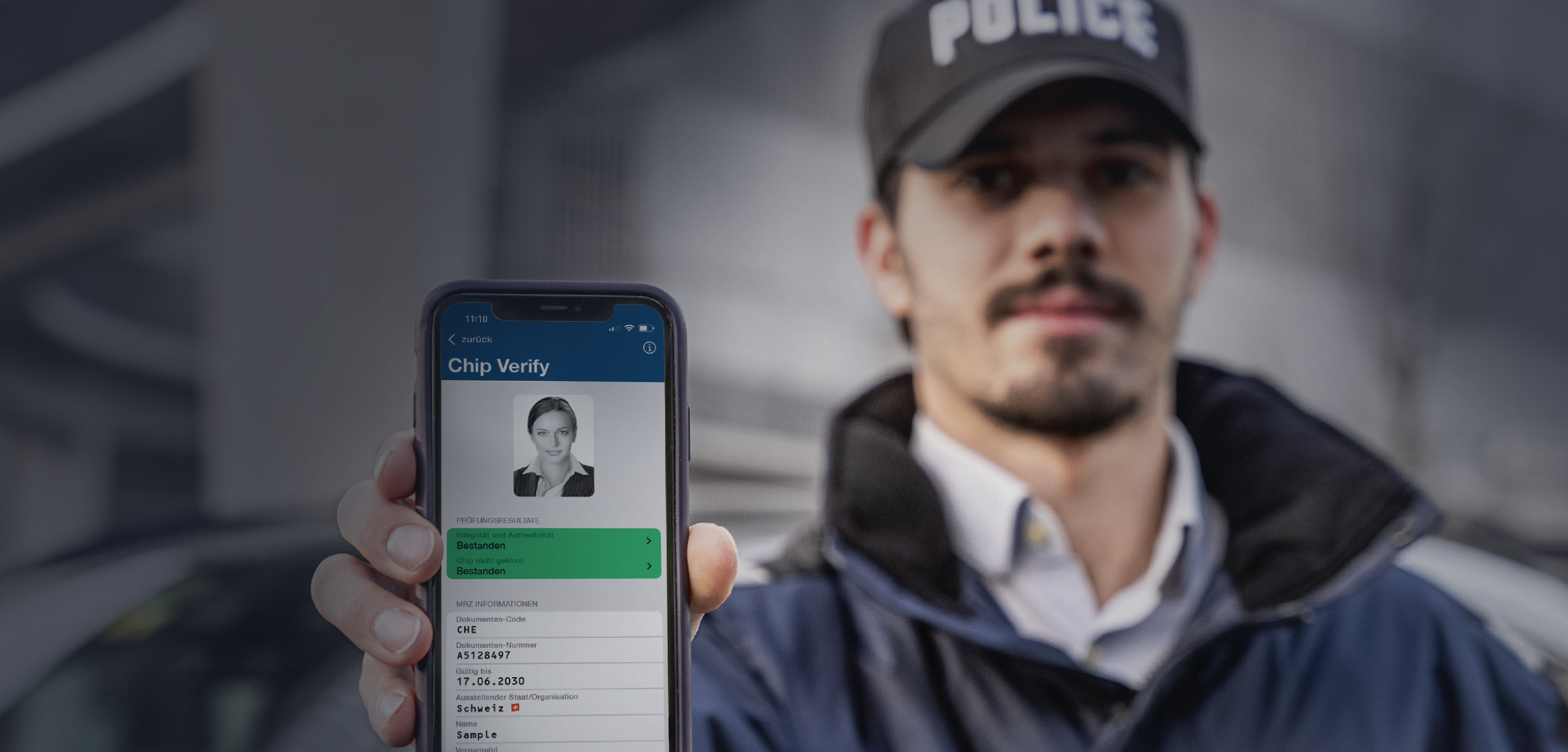 Police Officer uses KINEGRAM DIGITAL POLICING solution on his mobile phone to verify identities